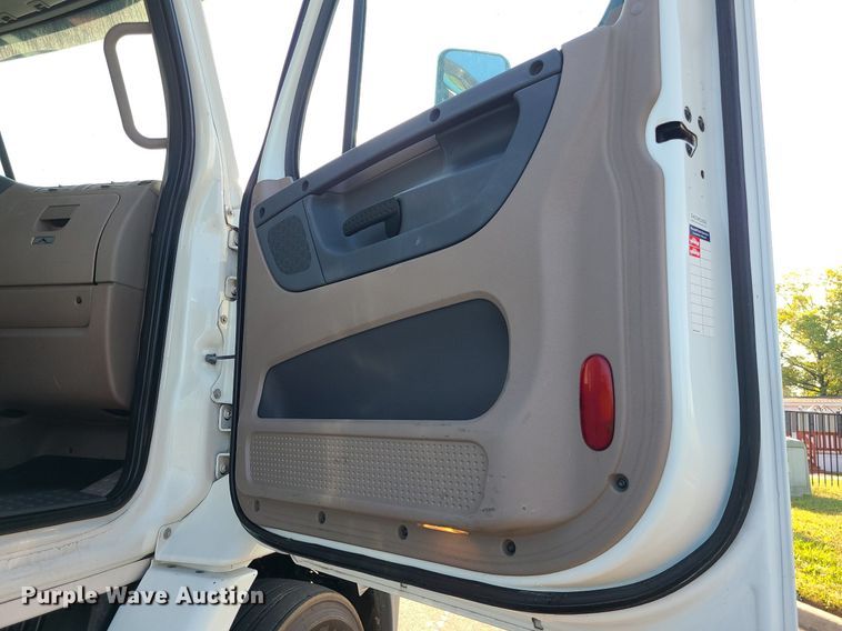 image for item MJ9326 2013 Freightliner Cascadia  semi truck