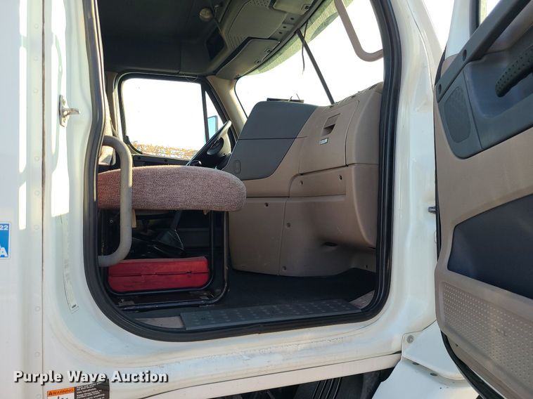 image for item MJ9326 2013 Freightliner Cascadia  semi truck