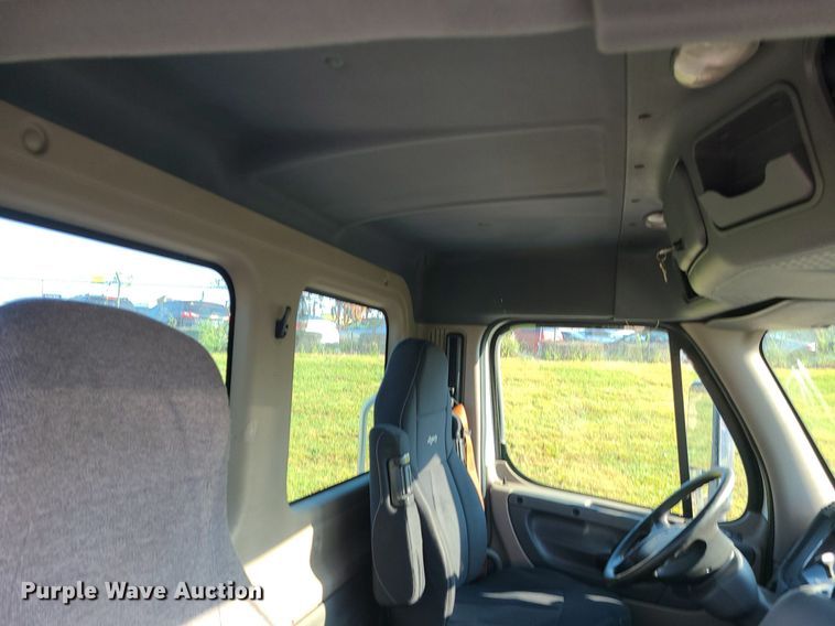 image for item MJ9326 2013 Freightliner Cascadia  semi truck