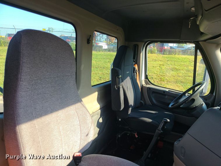 image for item MJ9326 2013 Freightliner Cascadia  semi truck