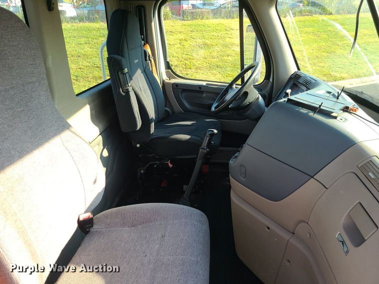 image for item MJ9326 2013 Freightliner Cascadia  semi truck