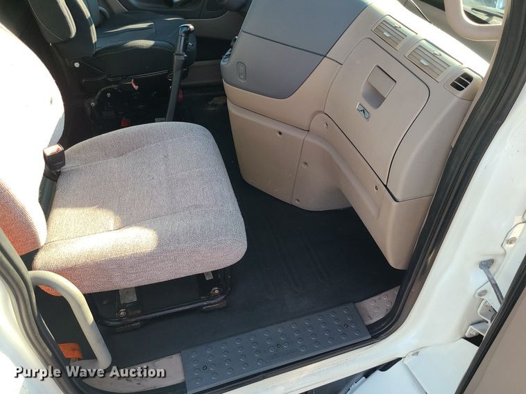 image for item MJ9326 2013 Freightliner Cascadia  semi truck