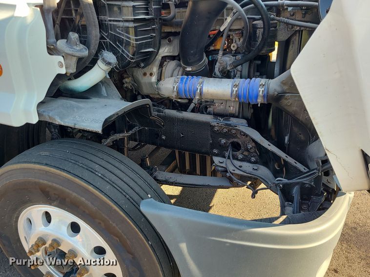 image for item MJ9326 2013 Freightliner Cascadia  semi truck