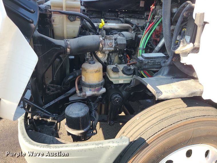 image for item MJ9326 2013 Freightliner Cascadia  semi truck