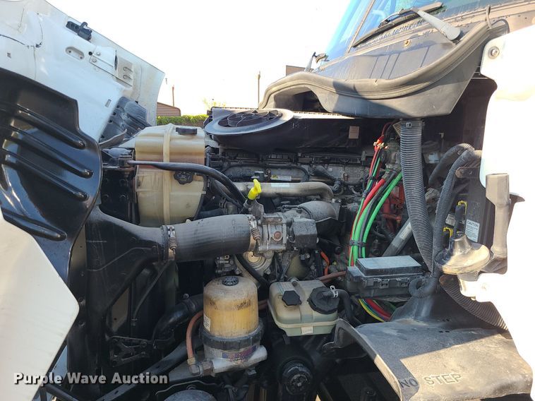 image for item MJ9326 2013 Freightliner Cascadia  semi truck