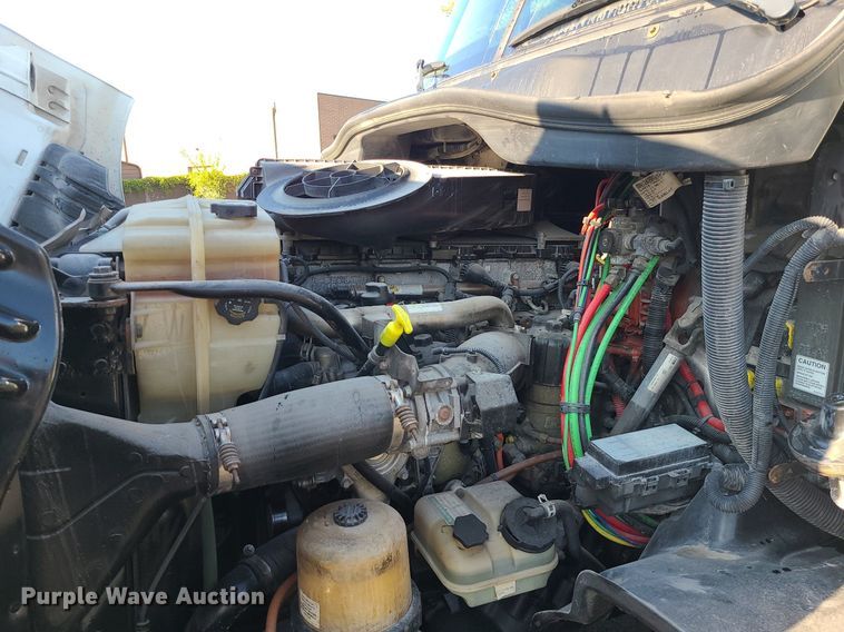 image for item MJ9326 2013 Freightliner Cascadia  semi truck