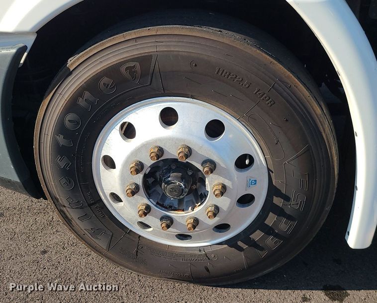 image for item MJ9326 2013 Freightliner Cascadia  semi truck