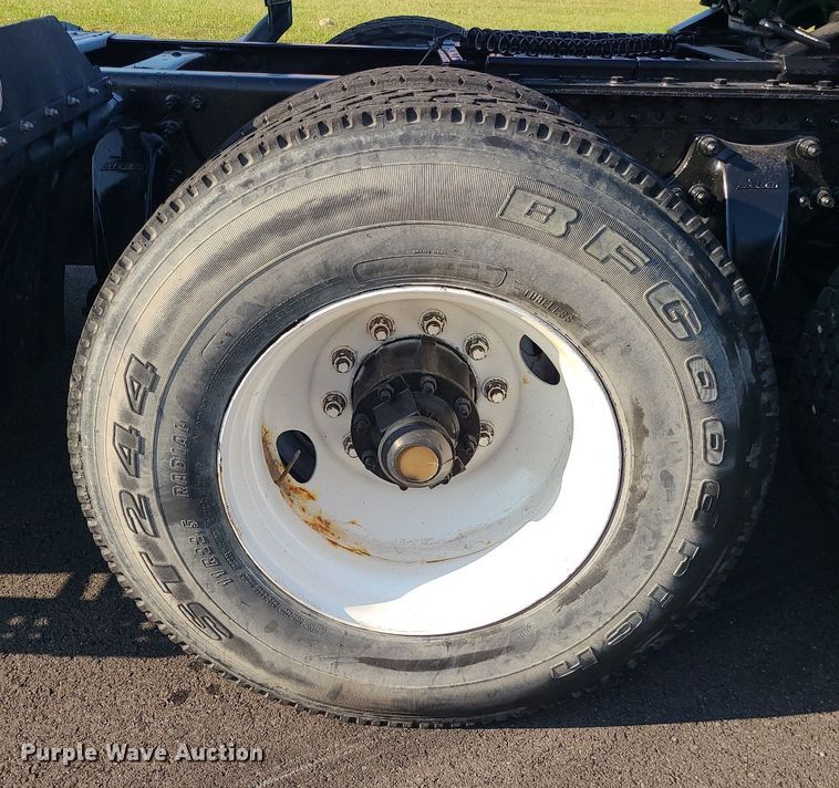 image for item MJ9326 2013 Freightliner Cascadia  semi truck