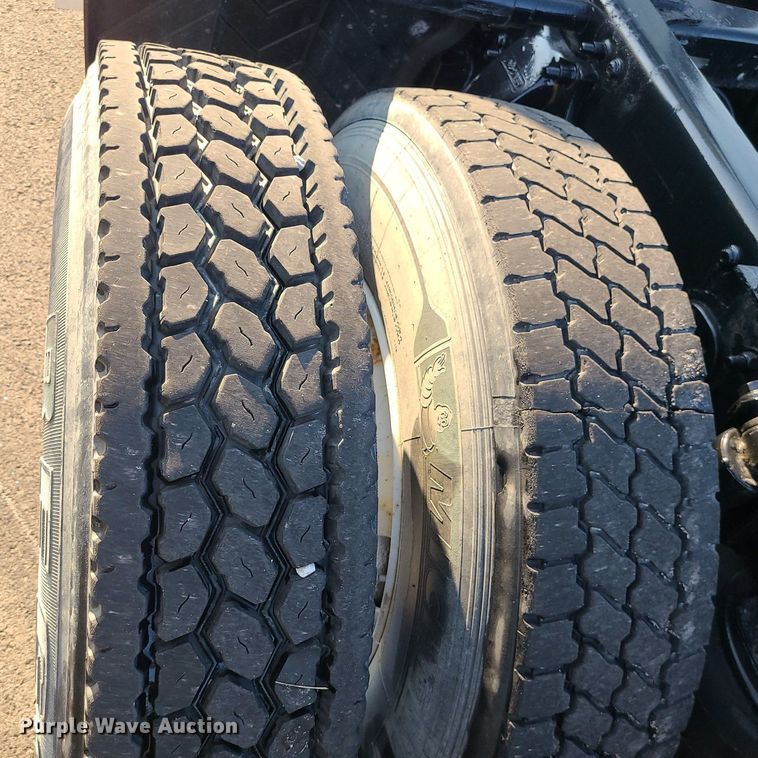 image for item MJ9326 2013 Freightliner Cascadia  semi truck