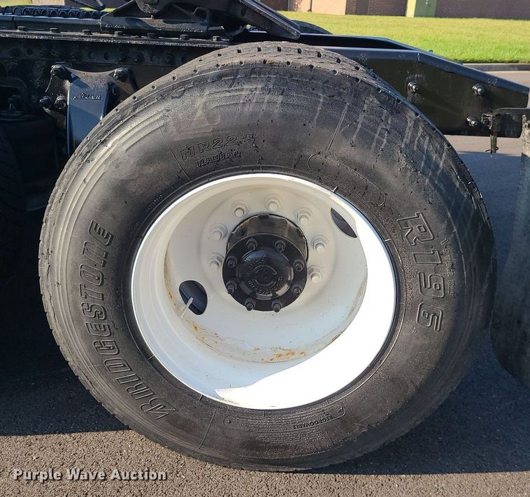 image for item MJ9326 2013 Freightliner Cascadia  semi truck