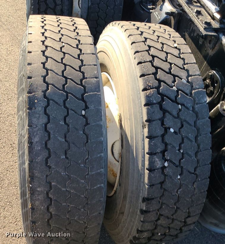 image for item MJ9326 2013 Freightliner Cascadia  semi truck