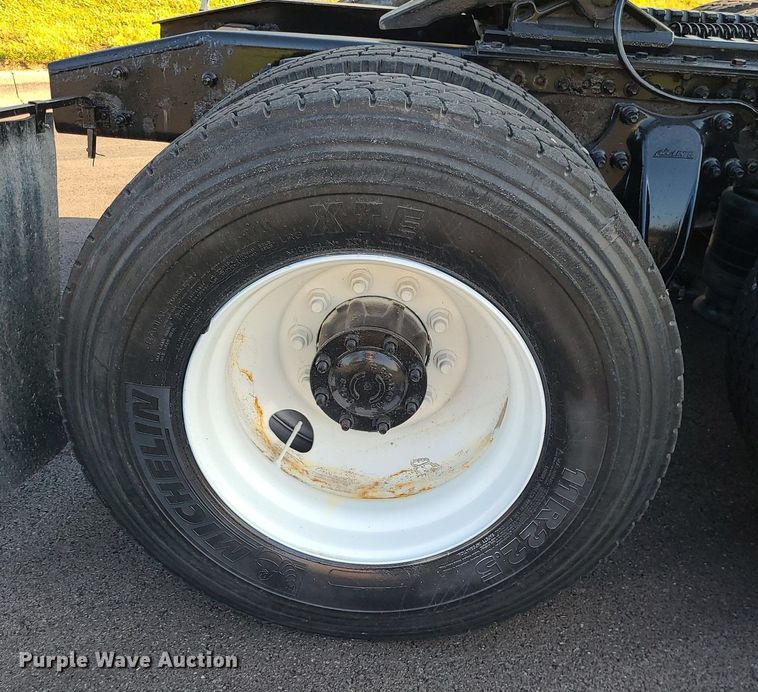 image for item MJ9326 2013 Freightliner Cascadia  semi truck