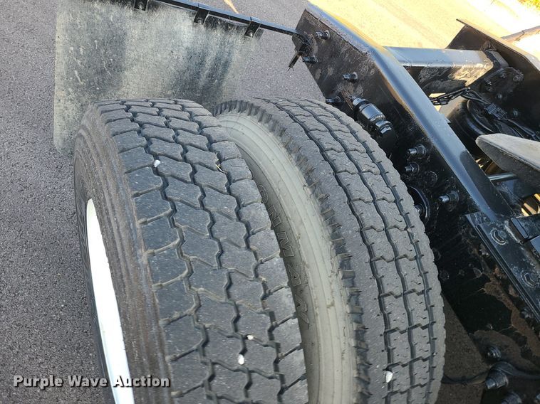 image for item MJ9326 2013 Freightliner Cascadia  semi truck