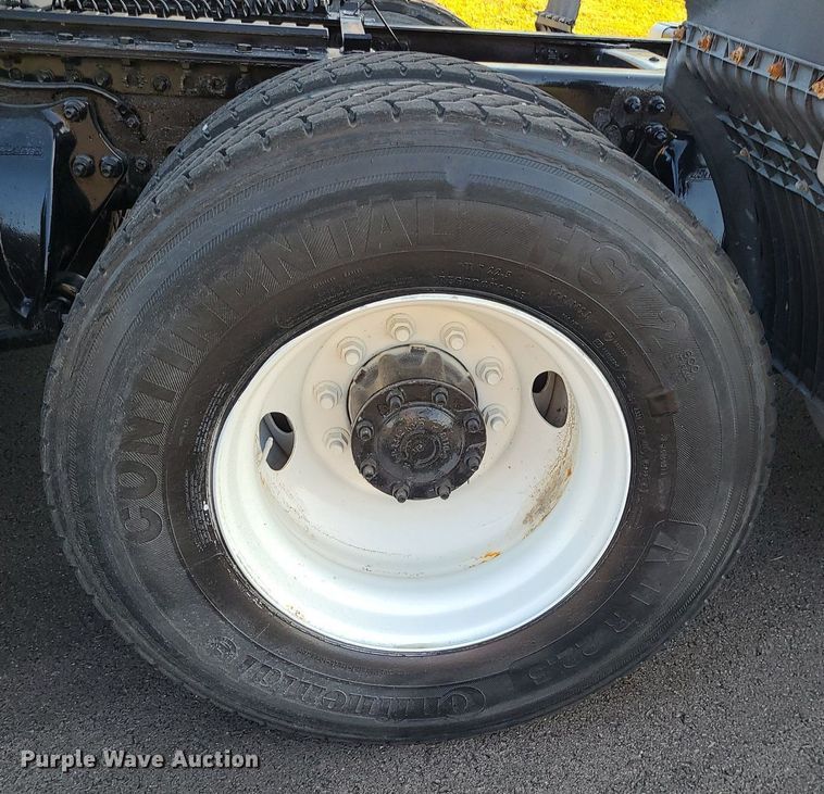 image for item MJ9326 2013 Freightliner Cascadia  semi truck