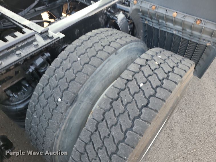 image for item MJ9326 2013 Freightliner Cascadia  semi truck