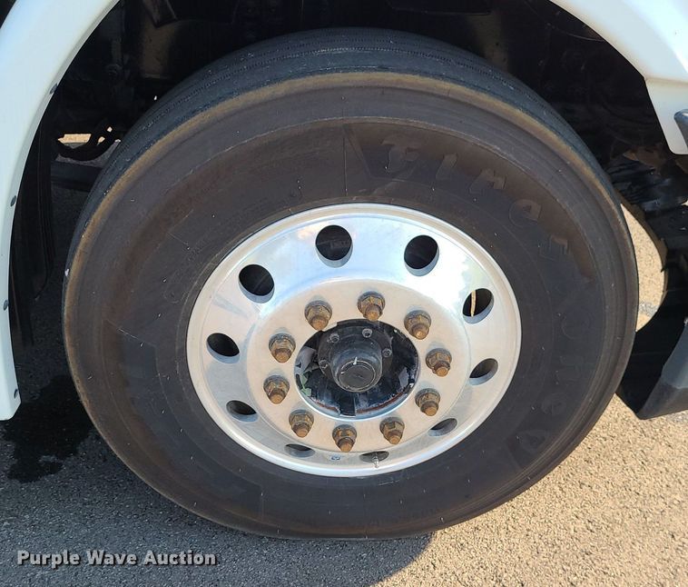 image for item MJ9326 2013 Freightliner Cascadia  semi truck