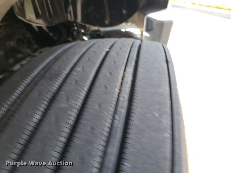 image for item MJ9326 2013 Freightliner Cascadia  semi truck