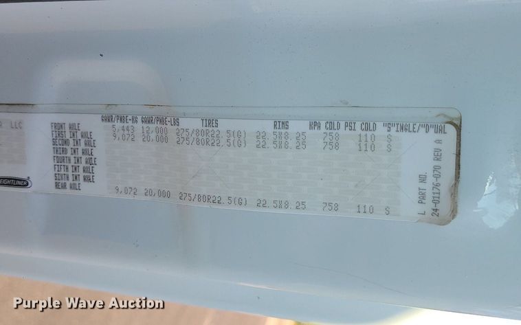 image for item MJ9326 2013 Freightliner Cascadia  semi truck