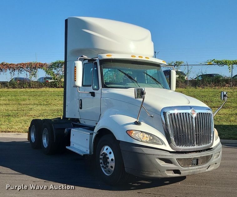 image for item MJ9327 2016 International ProStar+ 122  semi truck