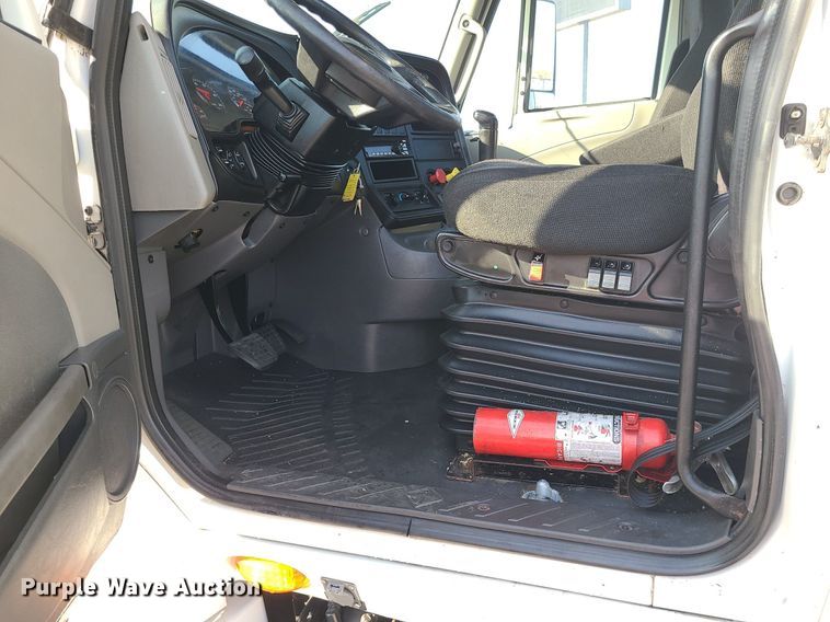 image for item MJ9327 2016 International ProStar+ 122  semi truck