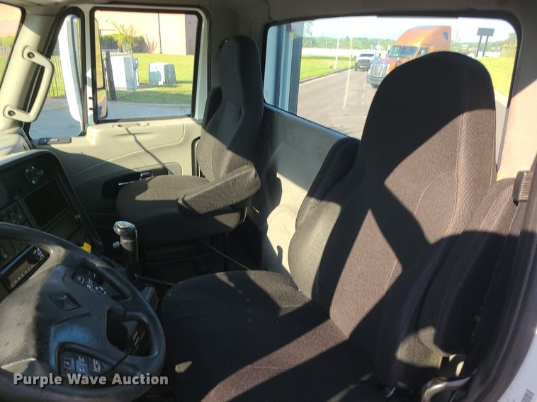 image for item MJ9327 2016 International ProStar+ 122  semi truck