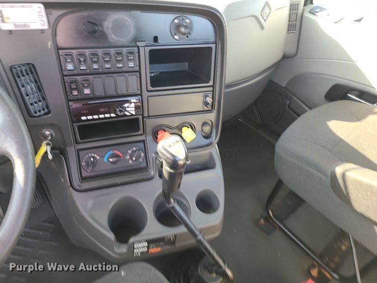 image for item MJ9327 2016 International ProStar+ 122  semi truck