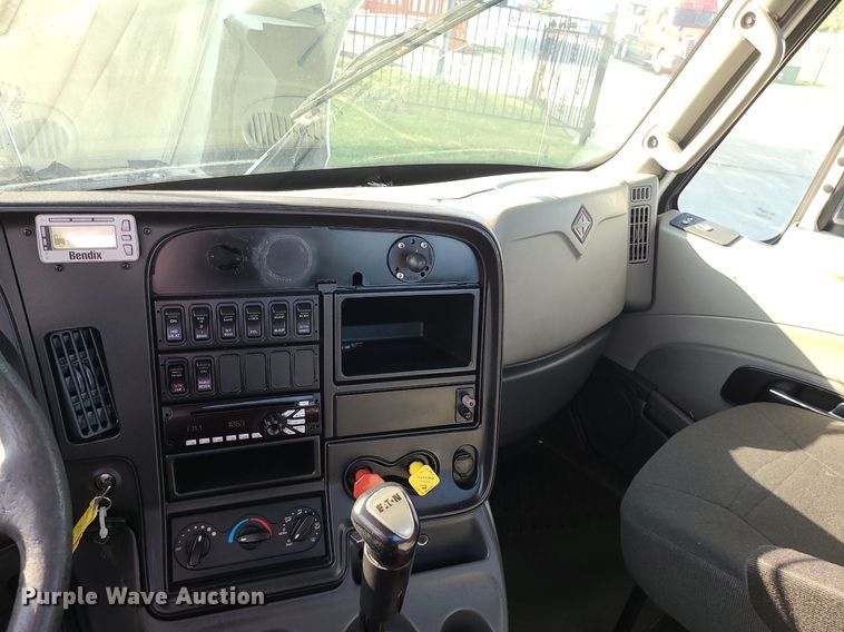 image for item MJ9327 2016 International ProStar+ 122  semi truck