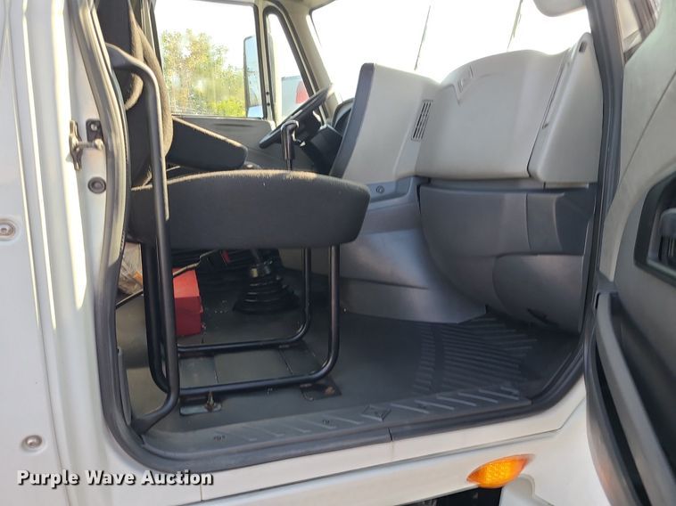 image for item MJ9327 2016 International ProStar+ 122  semi truck