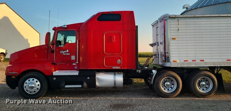 image for item MJ9329 2002 Kenworth  semi truck