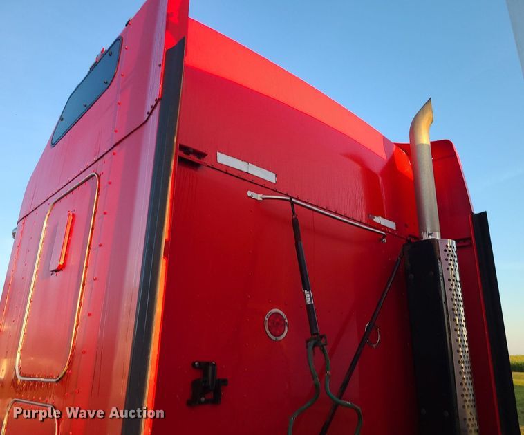 image for item MJ9329 2002 Kenworth  semi truck