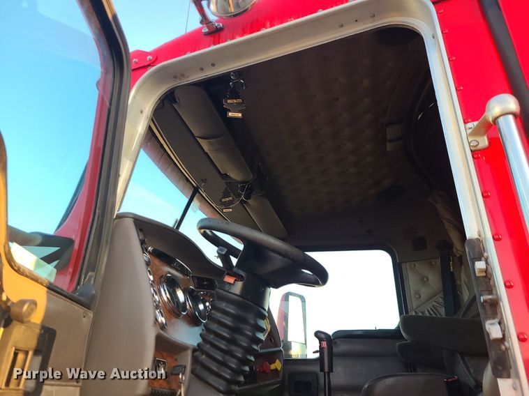 image for item MJ9329 2002 Kenworth  semi truck