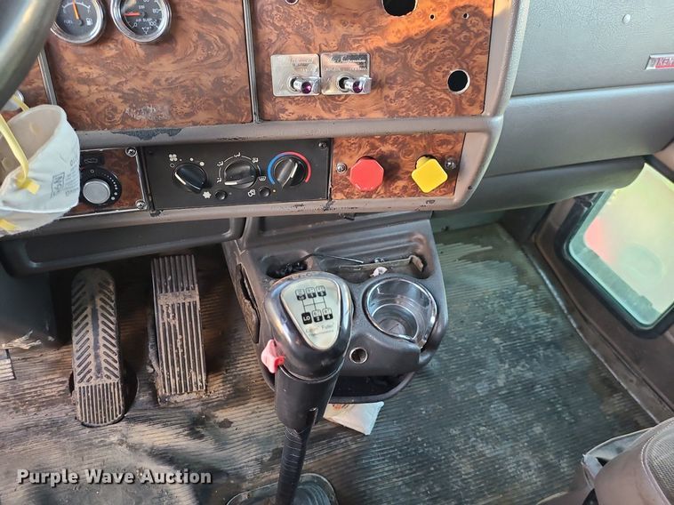 image for item MJ9329 2002 Kenworth  semi truck
