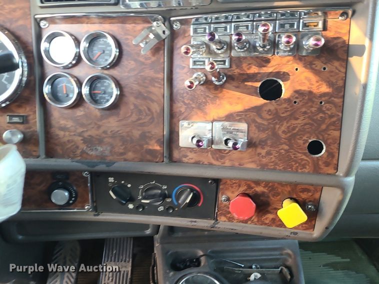 image for item MJ9329 2002 Kenworth  semi truck