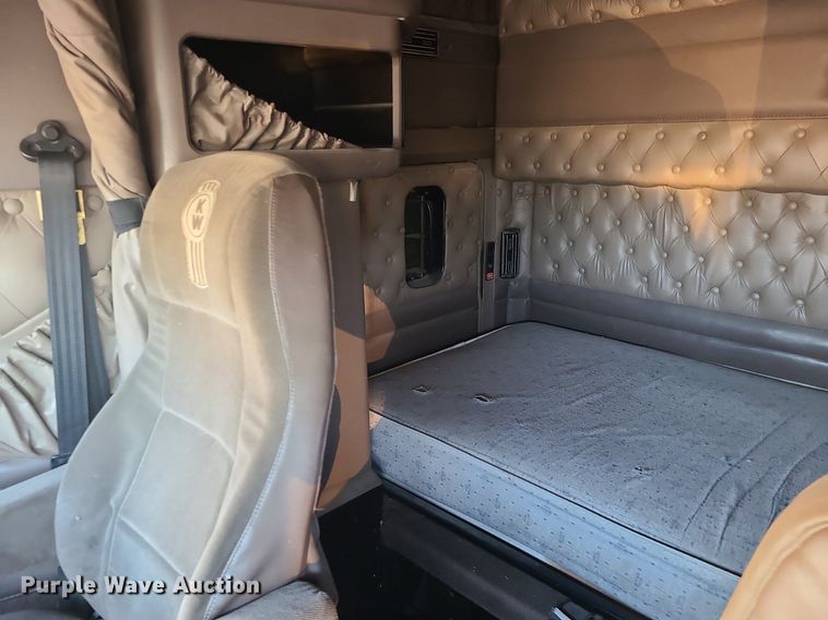 image for item MJ9329 2002 Kenworth  semi truck