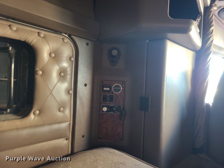 image for item MJ9329 2002 Kenworth  semi truck