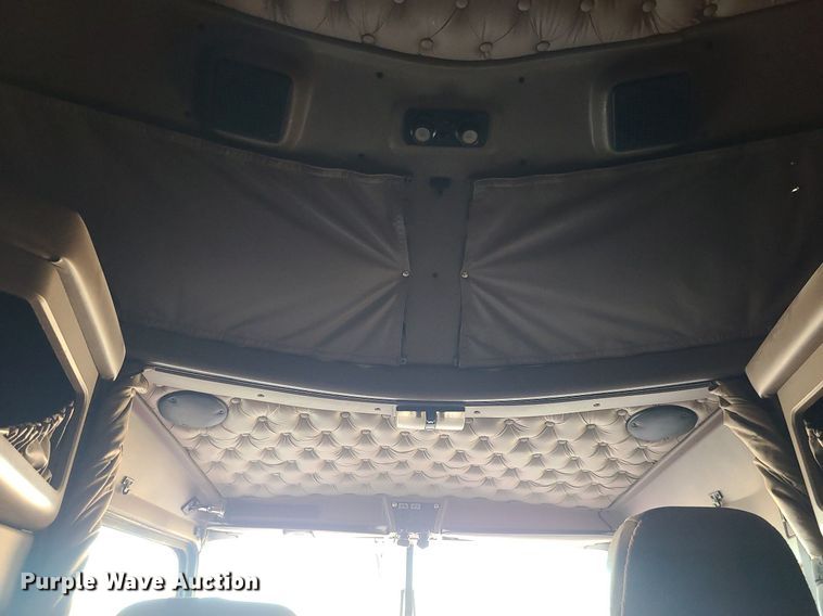 image for item MJ9329 2002 Kenworth  semi truck