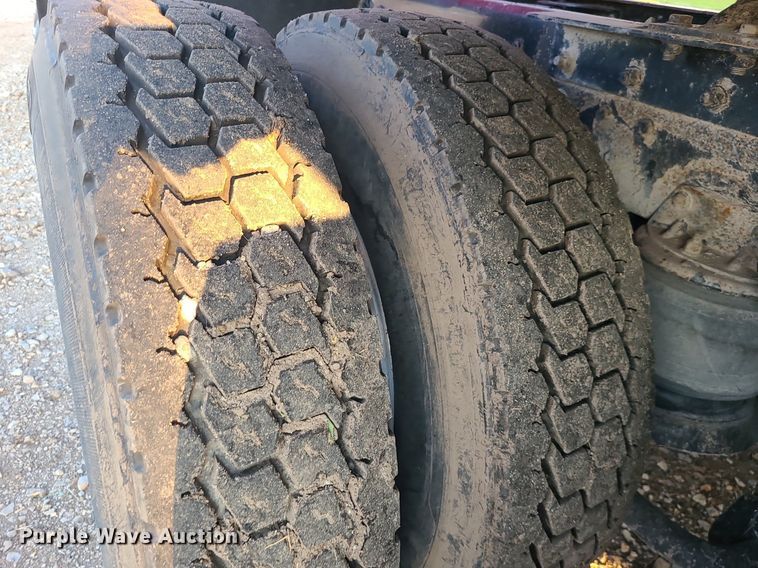 image for item MJ9329 2002 Kenworth  semi truck