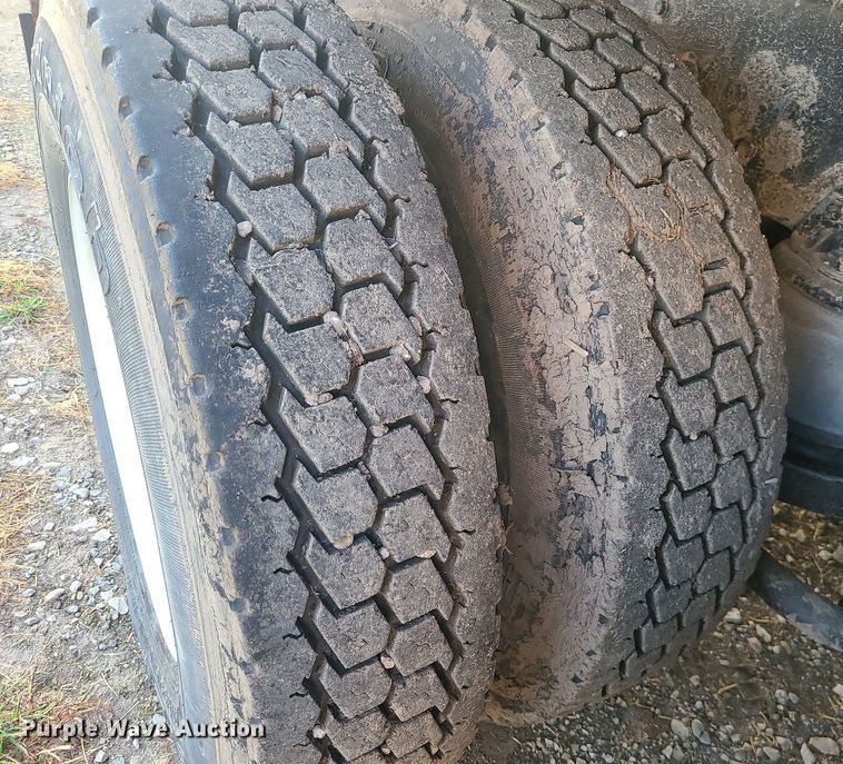 image for item MJ9329 2002 Kenworth  semi truck