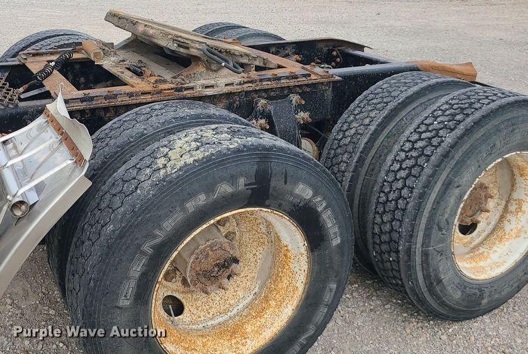 image for item MJ9388 1997 Freightliner  semi truck