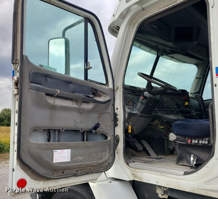 image for item MJ9388 1997 Freightliner  semi truck