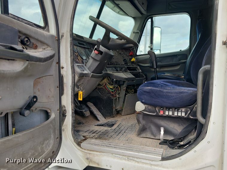 image for item MJ9388 1997 Freightliner  semi truck