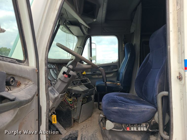 image for item MJ9388 1997 Freightliner  semi truck