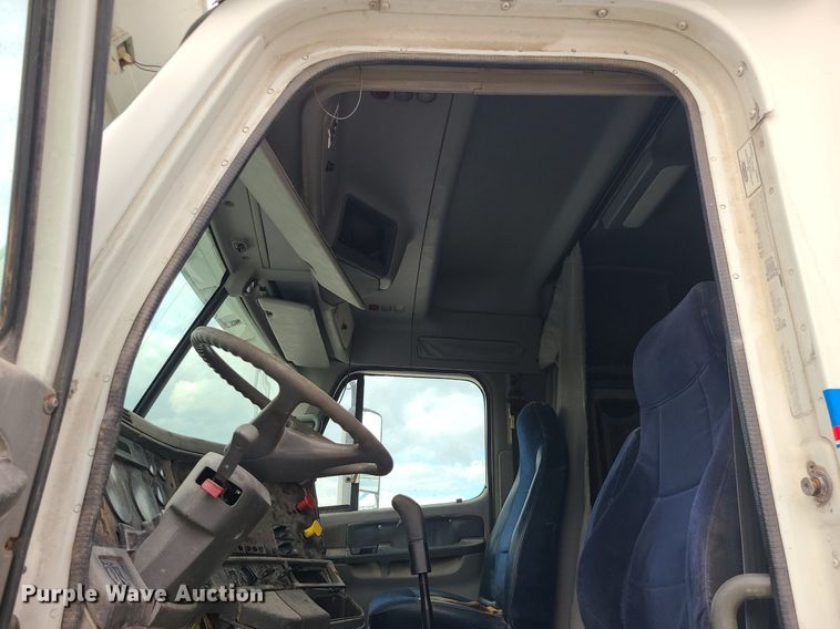 image for item MJ9388 1997 Freightliner  semi truck