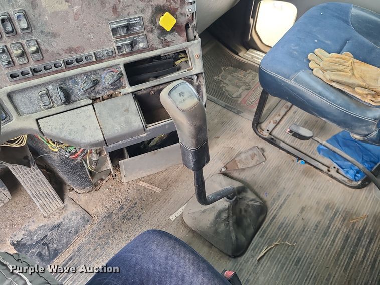 image for item MJ9388 1997 Freightliner  semi truck