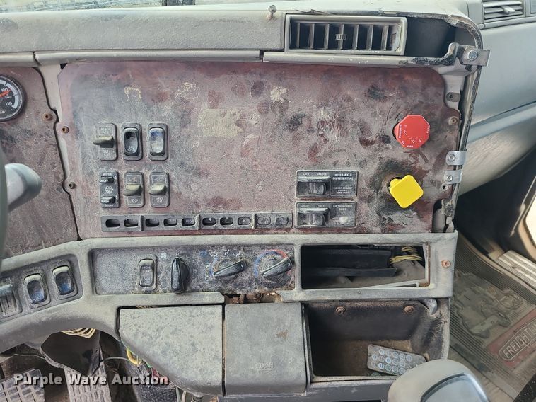 image for item MJ9388 1997 Freightliner  semi truck