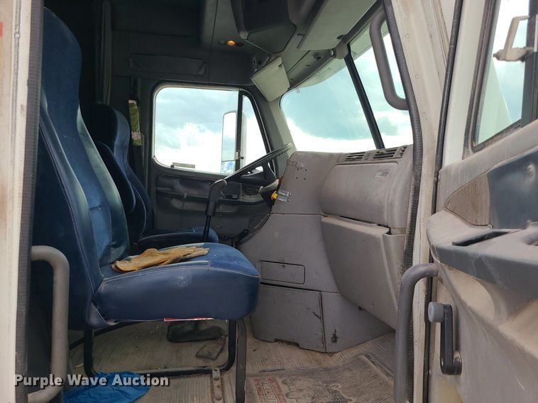 image for item MJ9388 1997 Freightliner  semi truck