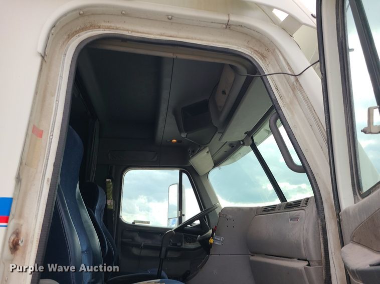 image for item MJ9388 1997 Freightliner  semi truck