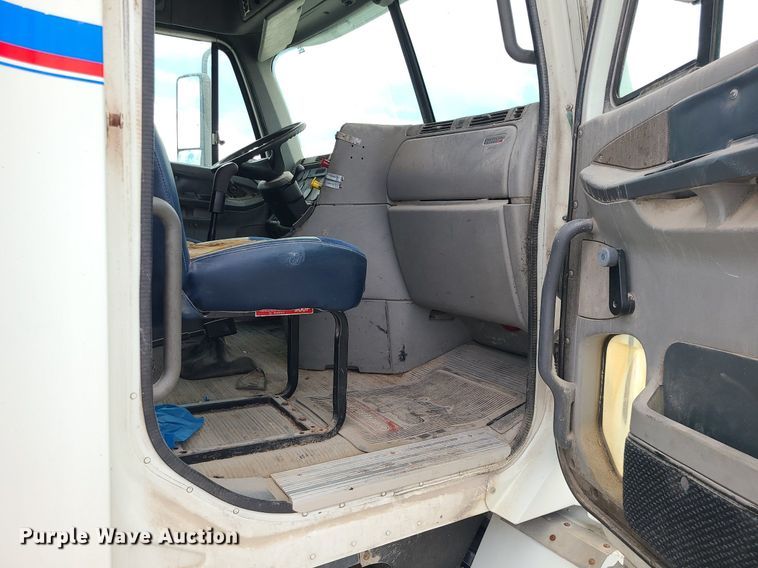 image for item MJ9388 1997 Freightliner  semi truck