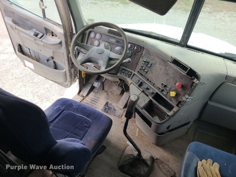 image for item MJ9388 1997 Freightliner  semi truck