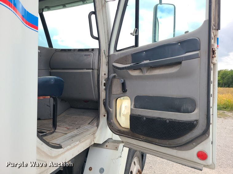 image for item MJ9388 1997 Freightliner  semi truck